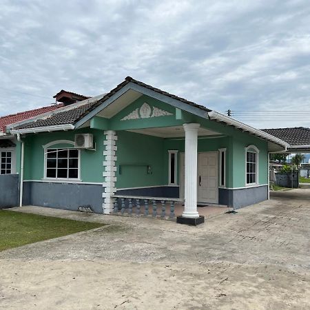 Hanif Homestay Kuching Bagian luar foto