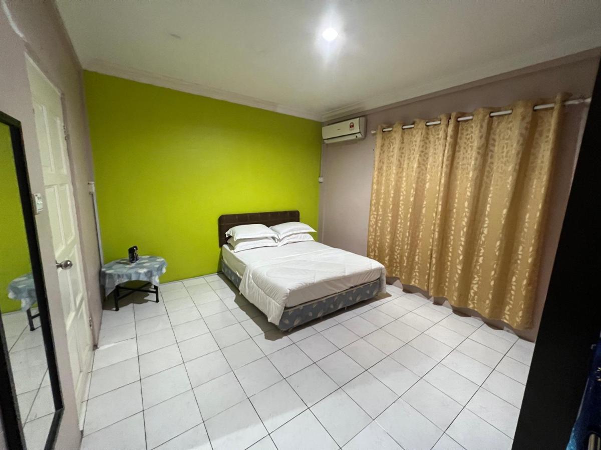 Hanif Homestay Kuching Bagian luar foto
