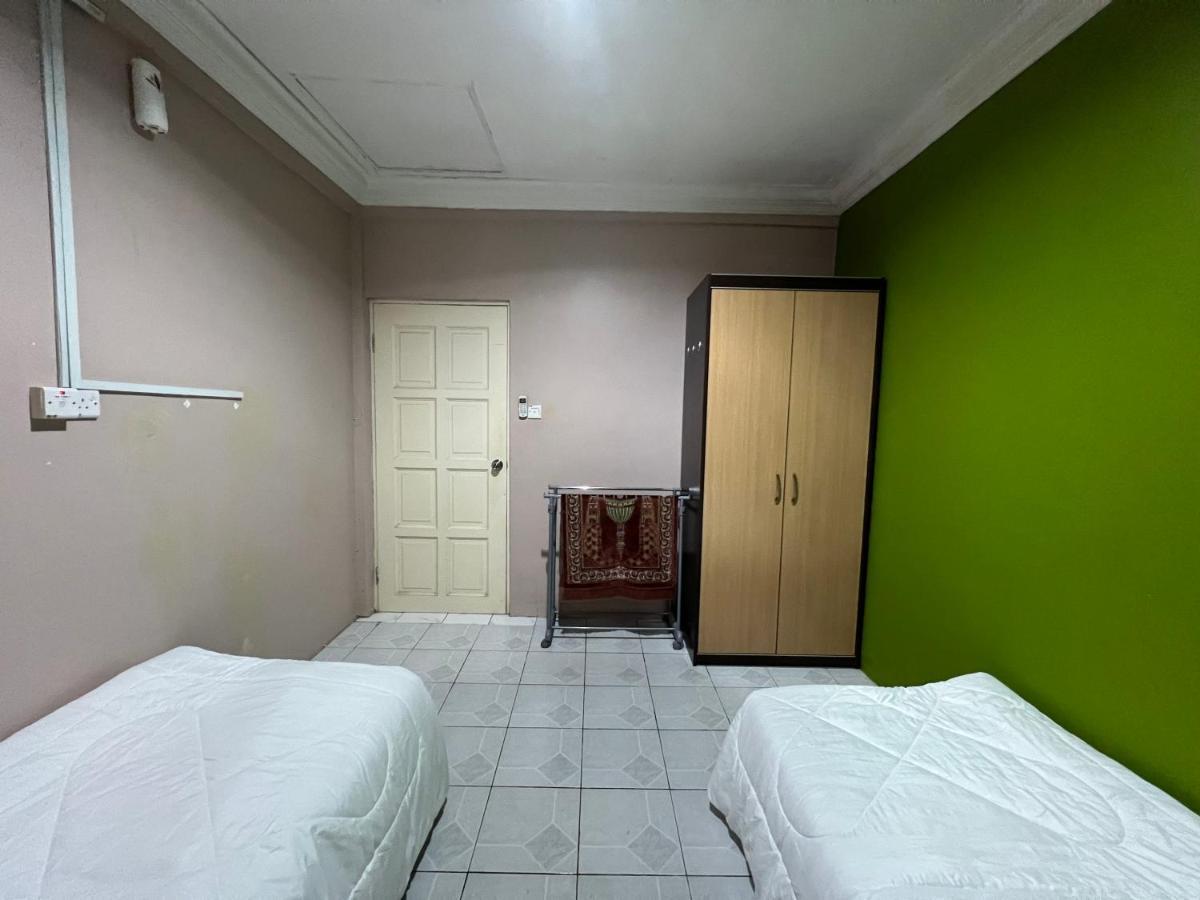 Hanif Homestay Kuching Bagian luar foto