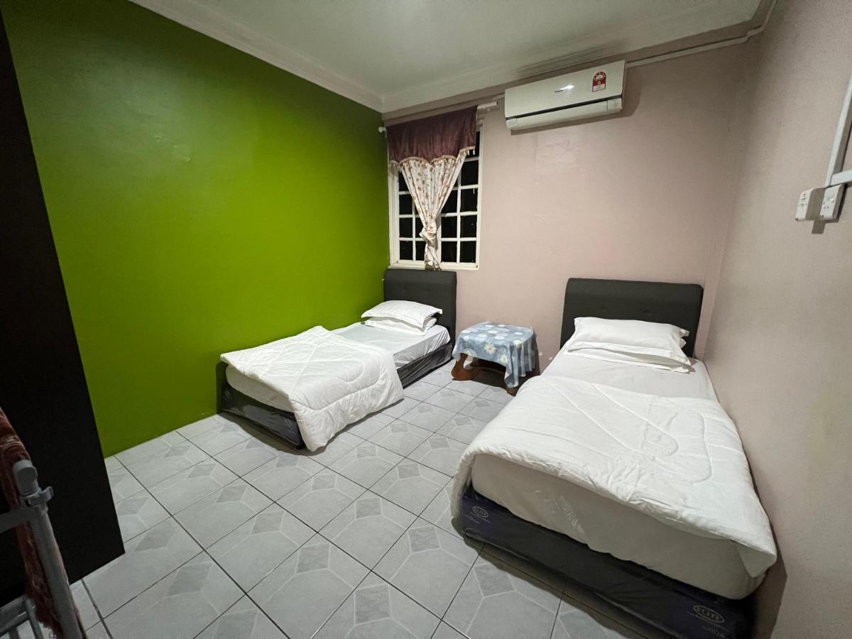 Hanif Homestay Kuching Bagian luar foto
