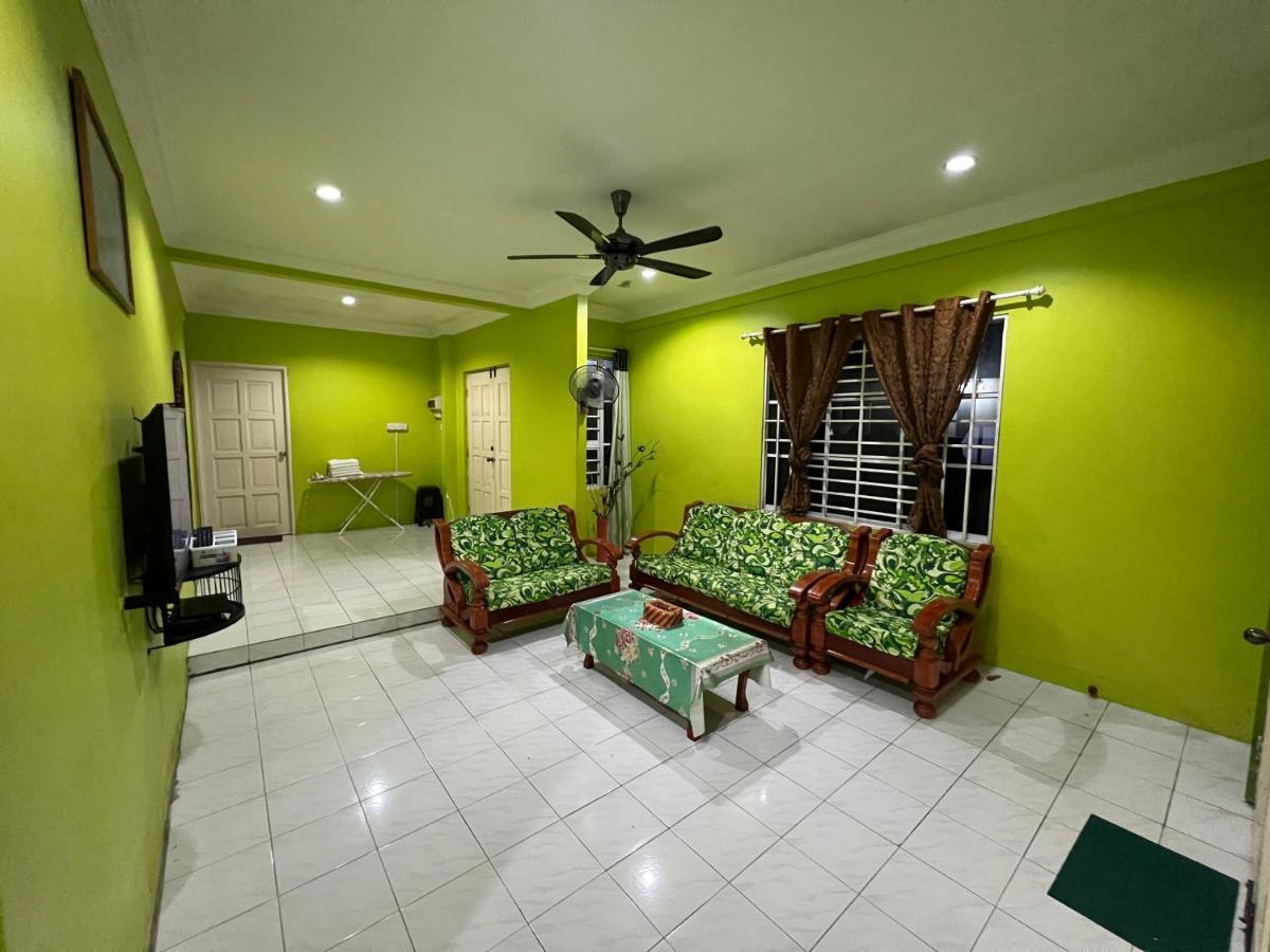 Hanif Homestay Kuching Bagian luar foto