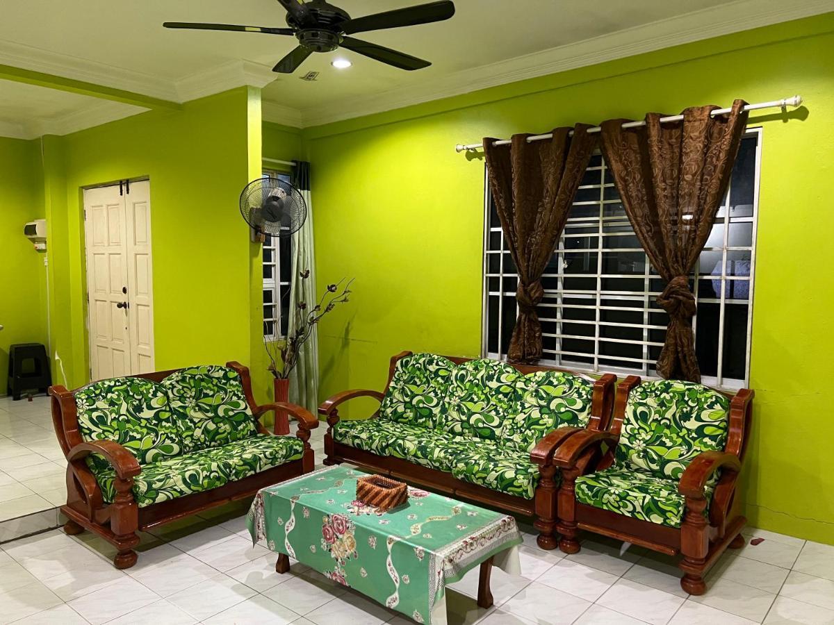 Hanif Homestay Kuching Bagian luar foto