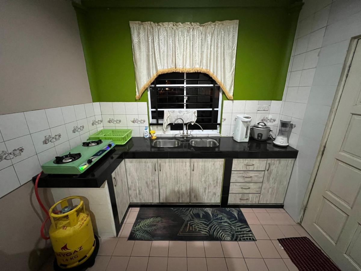Hanif Homestay Kuching Bagian luar foto