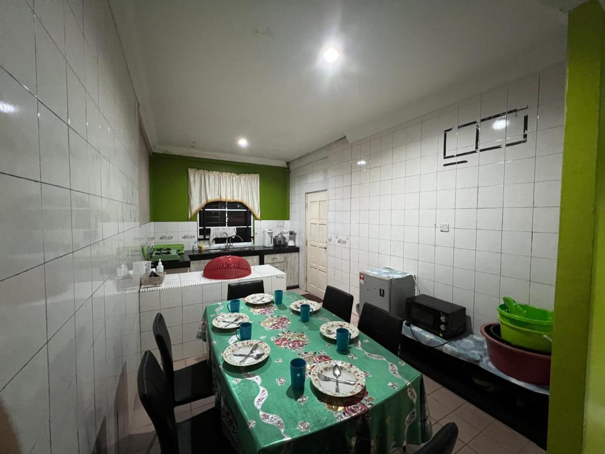 Hanif Homestay Kuching Bagian luar foto