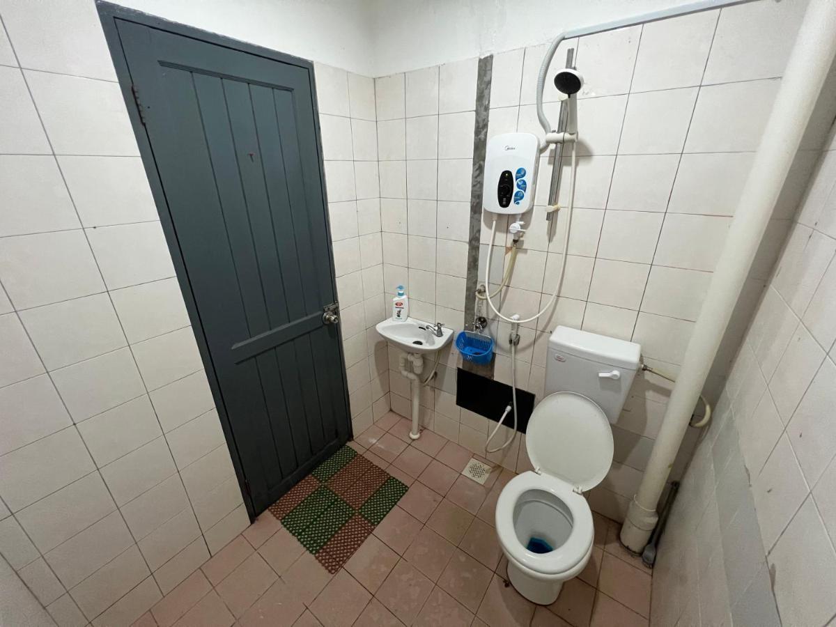 Hanif Homestay Kuching Bagian luar foto