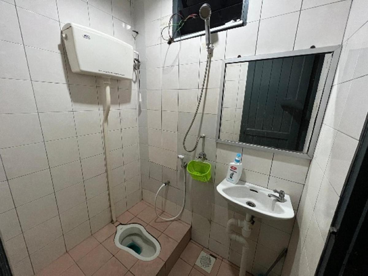 Hanif Homestay Kuching Bagian luar foto