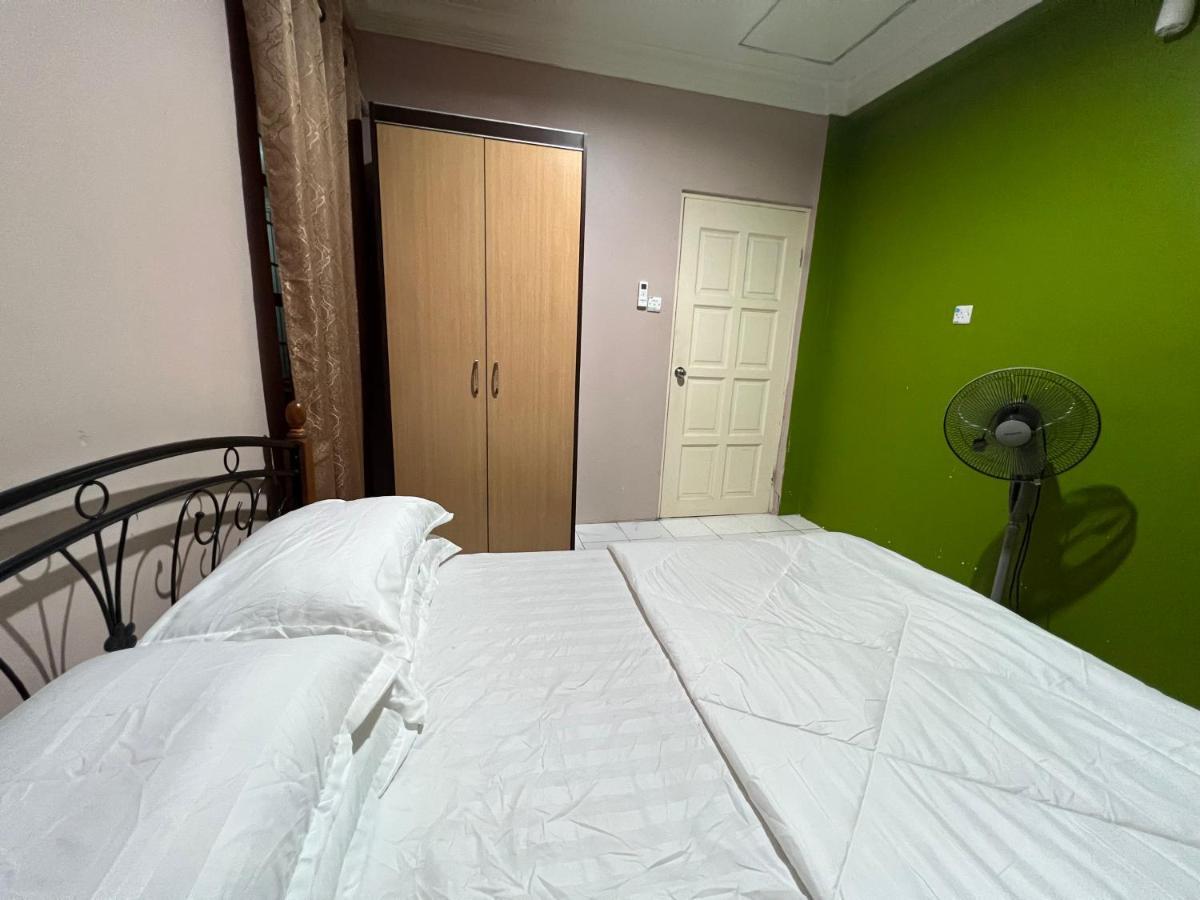 Hanif Homestay Kuching Bagian luar foto