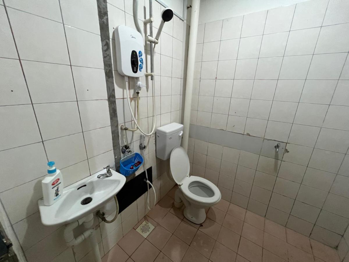 Hanif Homestay Kuching Bagian luar foto